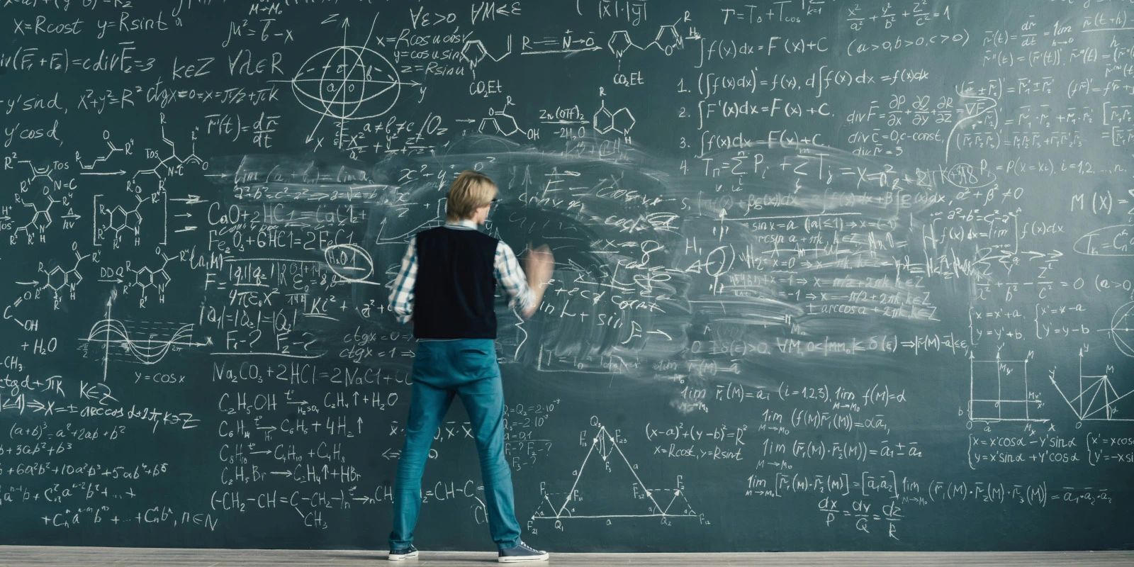 Champs et Potentiels : Études en Licence de Physique Champs et Potentiels : Études en Licence de Physique